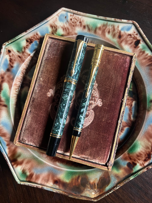 Parker Duofold Fountain Pen Set in Marble Green 18kt Gold M Nib